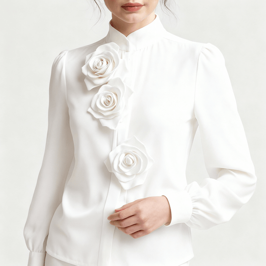 Nordori | Højhalset hvid bluse med 3D rose accenter