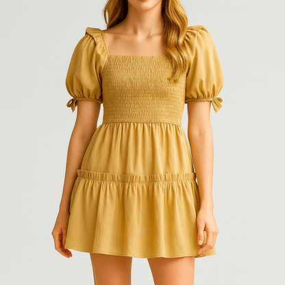 Kort boho-kjole i mosterdgul med smock-detaljer
