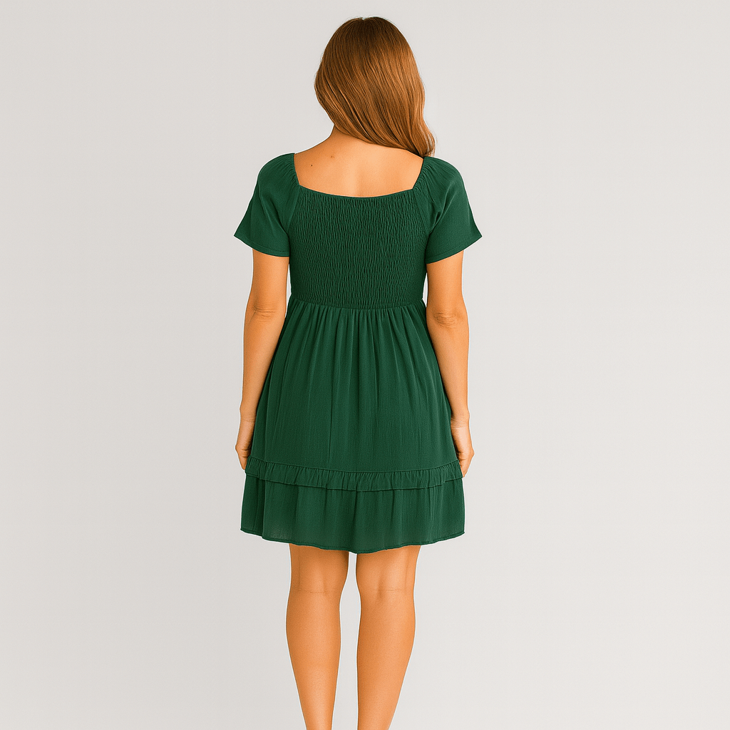 Kort boho-kjole i flaskegrøn med smock-detaljer