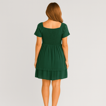 Kort boho-kjole i flaskegrøn med smock-detaljer